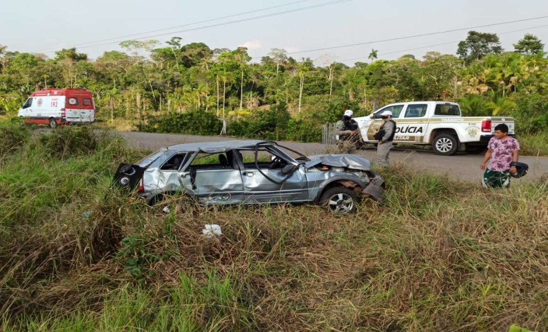 Motorista perde o controle da direção, carro capota várias vezes e quatro são enviados ao PS